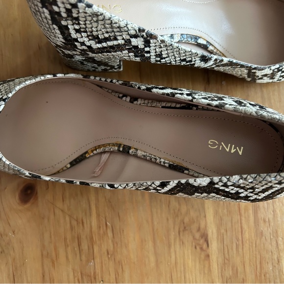 New snake skin pump heels with pointy toes, for parties and work. - Picture 4 of 5